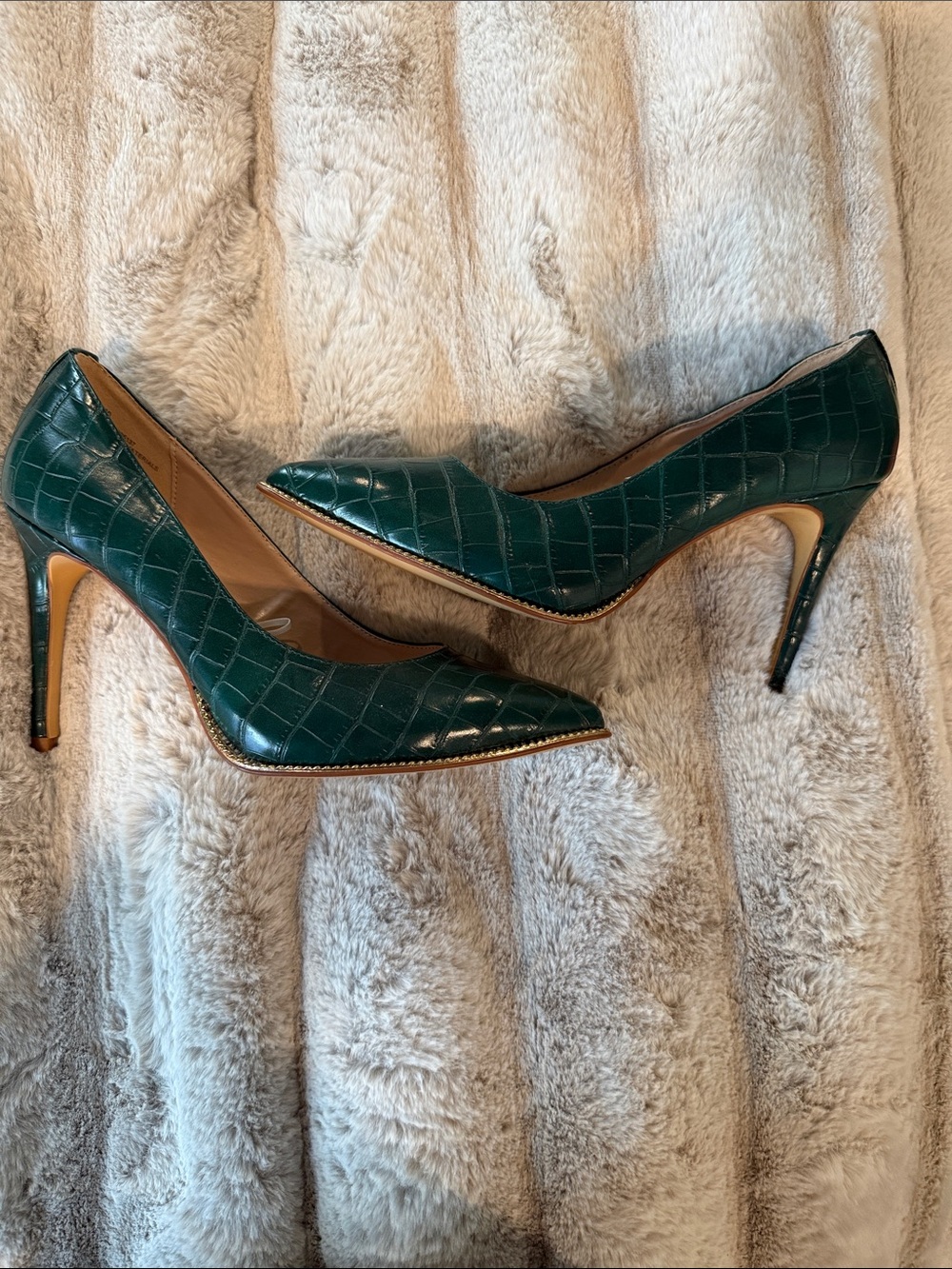 BCBG Dark Green Croc-Embossed Pointed Toe Stiletto Pumps - Picture 2 of 3